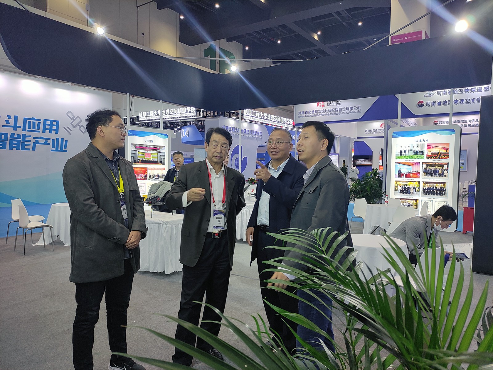 2.中国卫星导航定位协会会长于贤成莅临红杏视频
展位.jpg 2.中国卫星导航定位协会会长于贤成莅临红杏视频
展位.jpg