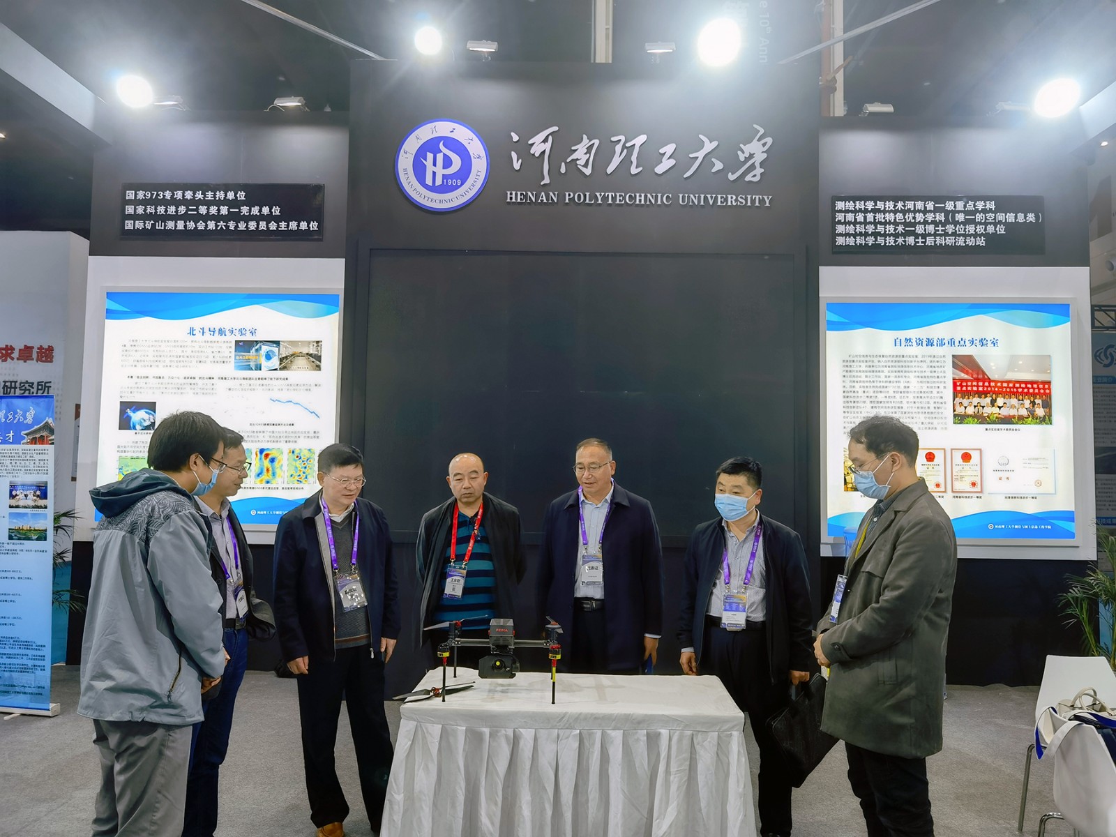 3.党委书记邹友峰莅临红杏视频
展位.jpg 3.党委书记邹友峰莅临红杏视频
展位.jpg