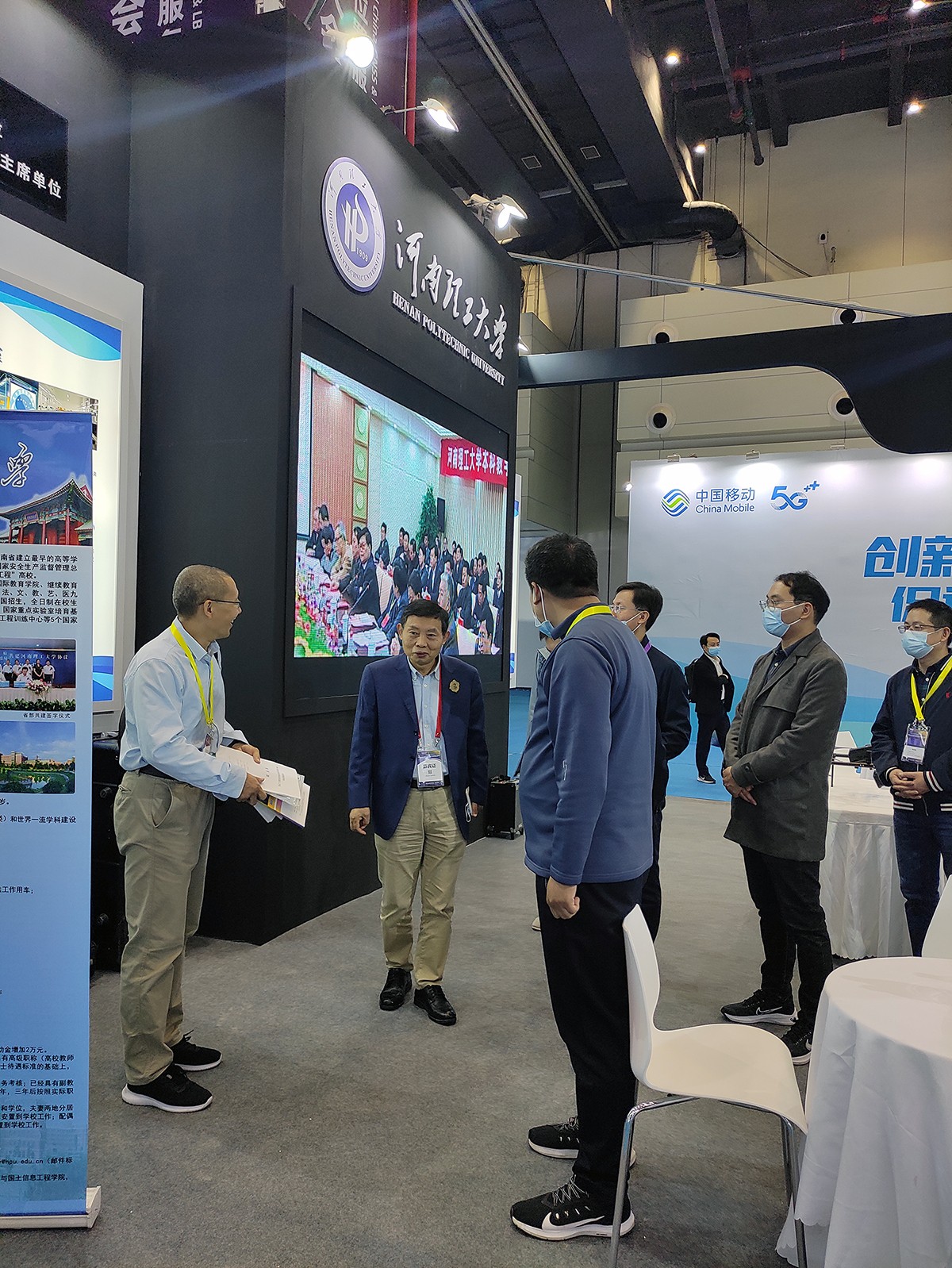 1.中国科学院杨元喜院士莅临红杏视频
展位.jpg 1.中国科学院杨元喜院士莅临红杏视频
展位.jpg