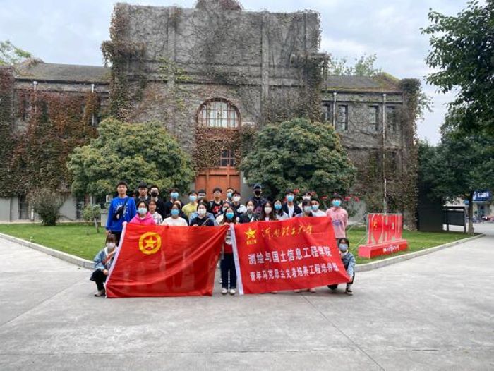 红杏视频
“青马班”学员集体参观北校区校史馆2.jpg