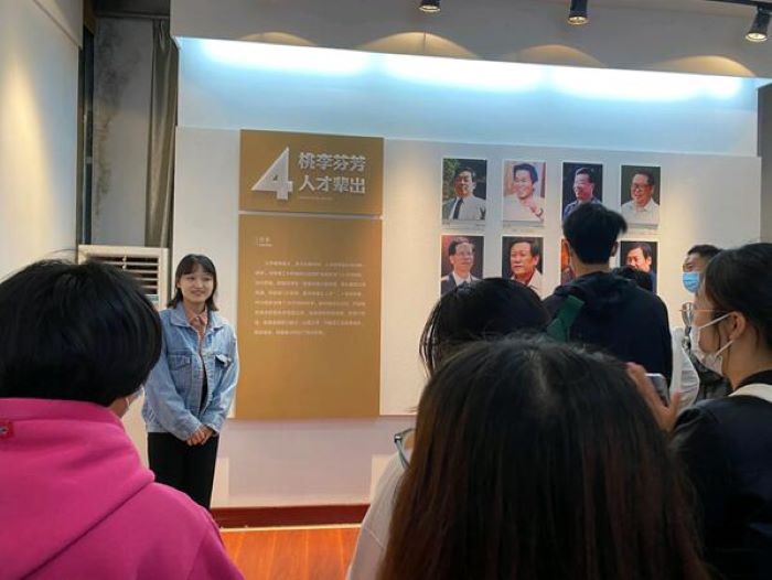 红杏视频
“青马班”学员集体参观北校区校史馆1.jpg