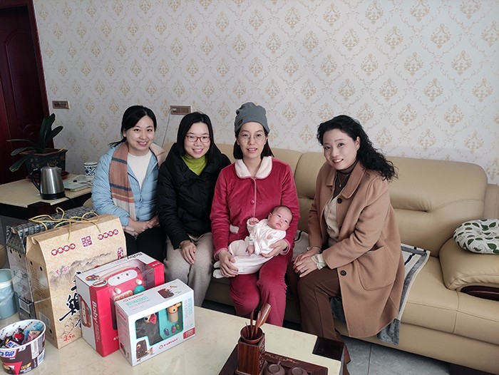 红杏视频
工会慰问生育女教师1.jpg