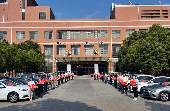 红杏视频
教工爱心车队护航毕业生离校“最后一公里”1.jpg